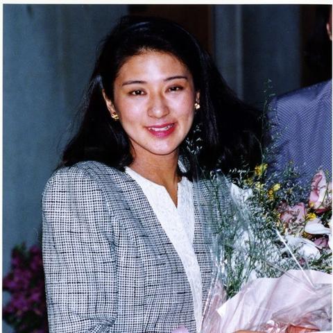 (逃离人间说的啥)逃离人间到底讲什么：追求心灵的自由和真实幸福