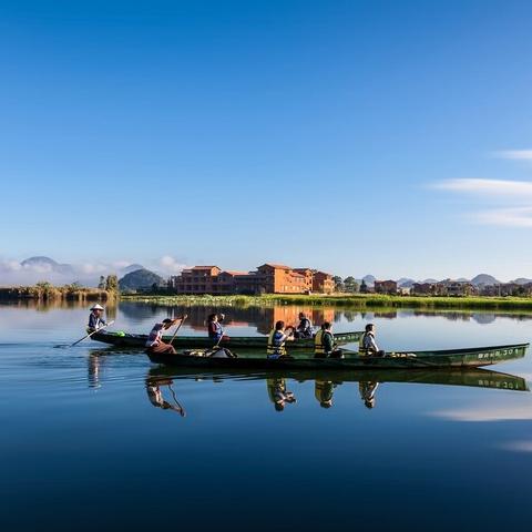 (逃离人间说的啥)逃离人间到底讲什么：追求心灵的自由和真实幸福