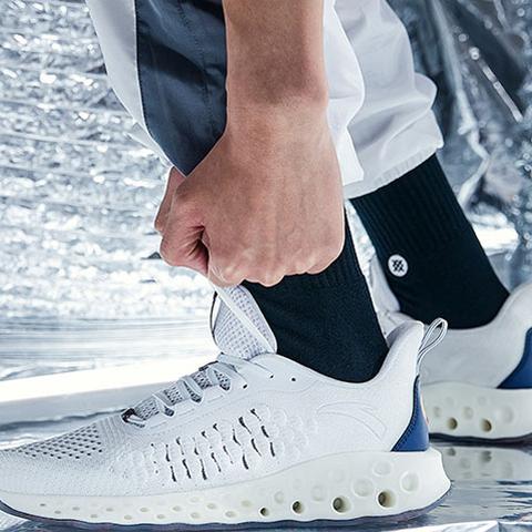 (361夏天透气鞋)穿着舒适透气，体验361度透气跑步鞋的轻盈感觉