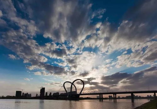 「重渡江畔，岁月长河，旧日传道者的声音仍在耳畔回响」