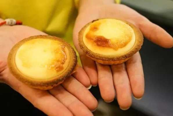 别抢我蛋挞！只有我才享受那醇香的口感和甜甜的滋味