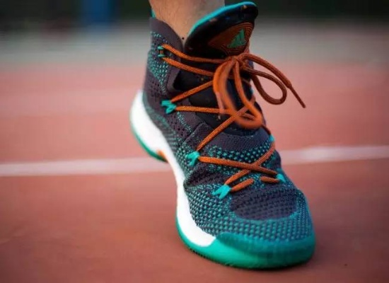 (篮球鞋视频)激情四射！前掌澎湃的篮球鞋让你飞跃全场