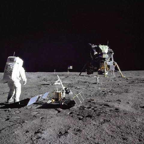 (宇航员星空冒险破解版)宇航员星空冒险：无限金币等你来挑战！