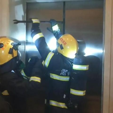 (车内紧急逃生)在危急时刻，汽车内急需逃脱1-5步，如何有效应对逃生危机？