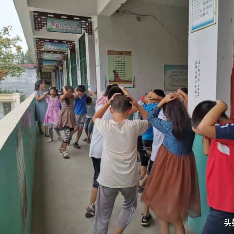 (车内紧急逃生)在危急时刻，汽车内急需逃脱1-5步，如何有效应对逃生危机？