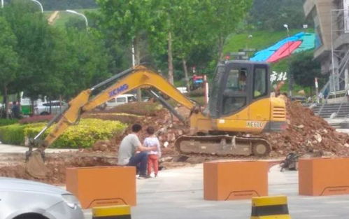 可爱的“萌萌挖掘机”：探索儿童与工程机械的奇妙世界和成长乐趣