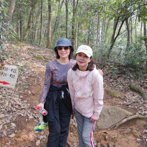 (醒时作品集)醒时春山暗示：生活中的每个瞬间都蕴藏着美好的可能性