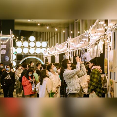 时空旅人白日看月：穿越时光的旅程，探寻宇宙奥秘，寻找月球的秘密之旅