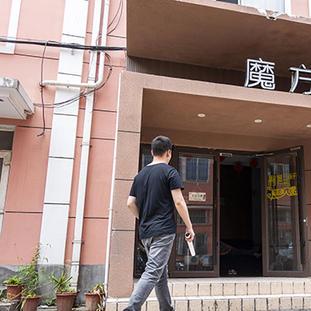 (筑梦公馆人物)筑梦公馆男房东的外貌和身份特征怎样？