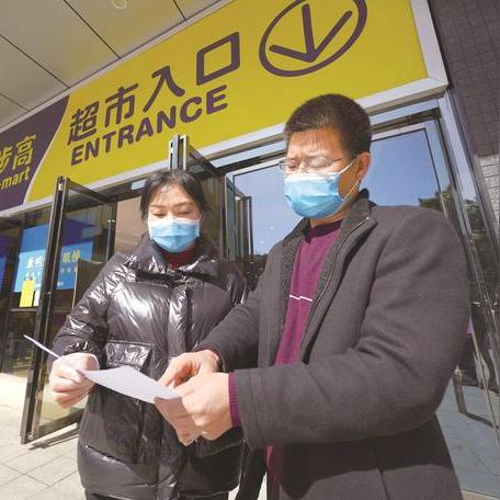 (筑梦公馆人物)筑梦公馆男房东的外貌和身份特征怎样？