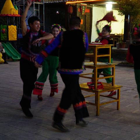 (舞动青春每一节名字及动作)舞动青春1-8节名称：跳动的热情，挚爱难忘的舞蹈旋律