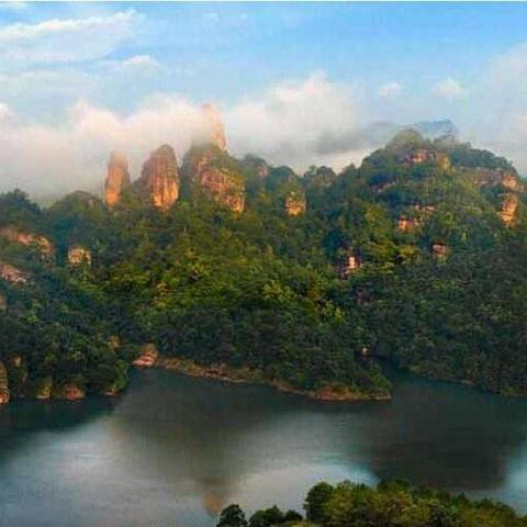 女人说星罗棋布，暗示着她有着琳琅满目的人生经历和丰富多彩的内心世界。