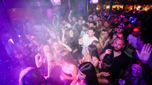 以独特旋律传递情感：探讨小小夜店宣传曲对于都市夜生活文化的影响与贡献