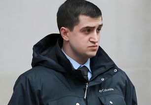 (贺刚的妻子是谁)贺刚最后手指断了半截小手指了吗？他的手指是否受伤严重？